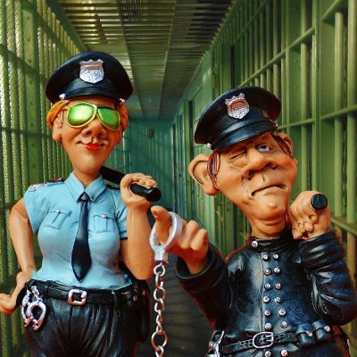 负责人物条目的编辑对着双屏核对人物关系图，屏幕上连线交错，手边的便签按颜色分类，桌面整洁有序
